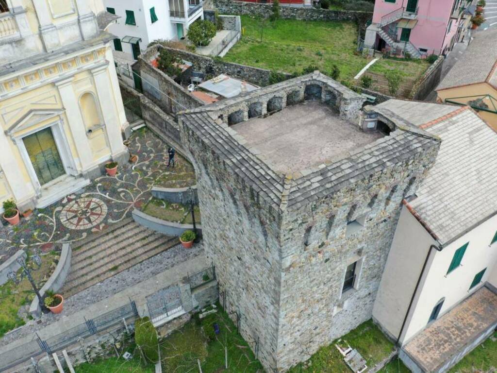 Torre e sagrato Deiva