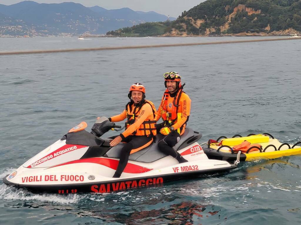 Vigili del fuoco con moto d'acqua