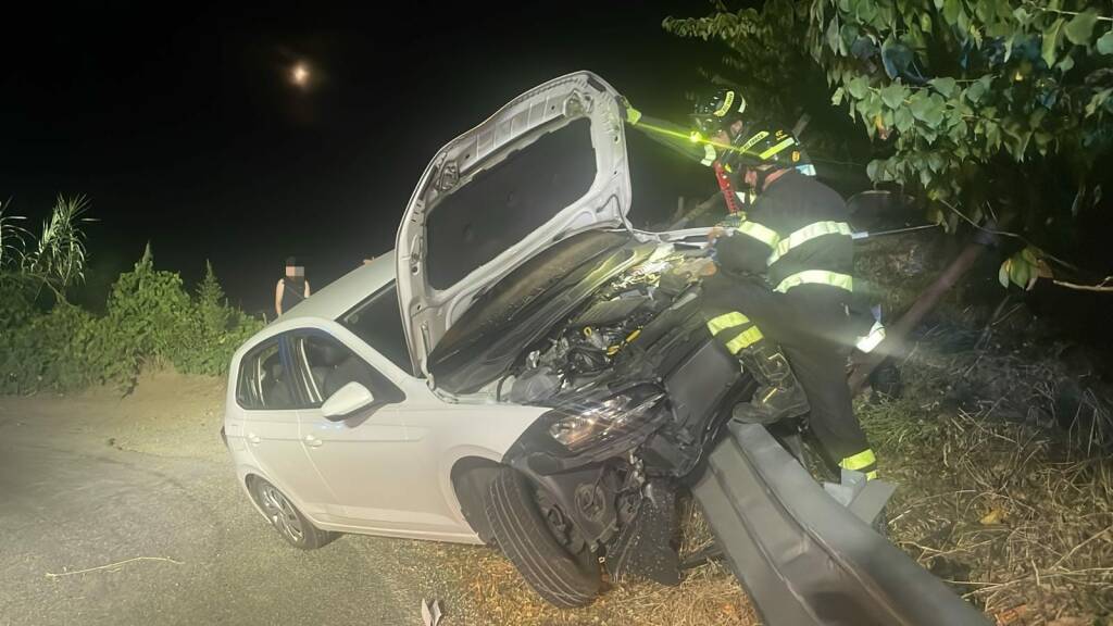 Vigili del fuoco volontari a Levanto rimuovo un'auto infilzata in un guard rail