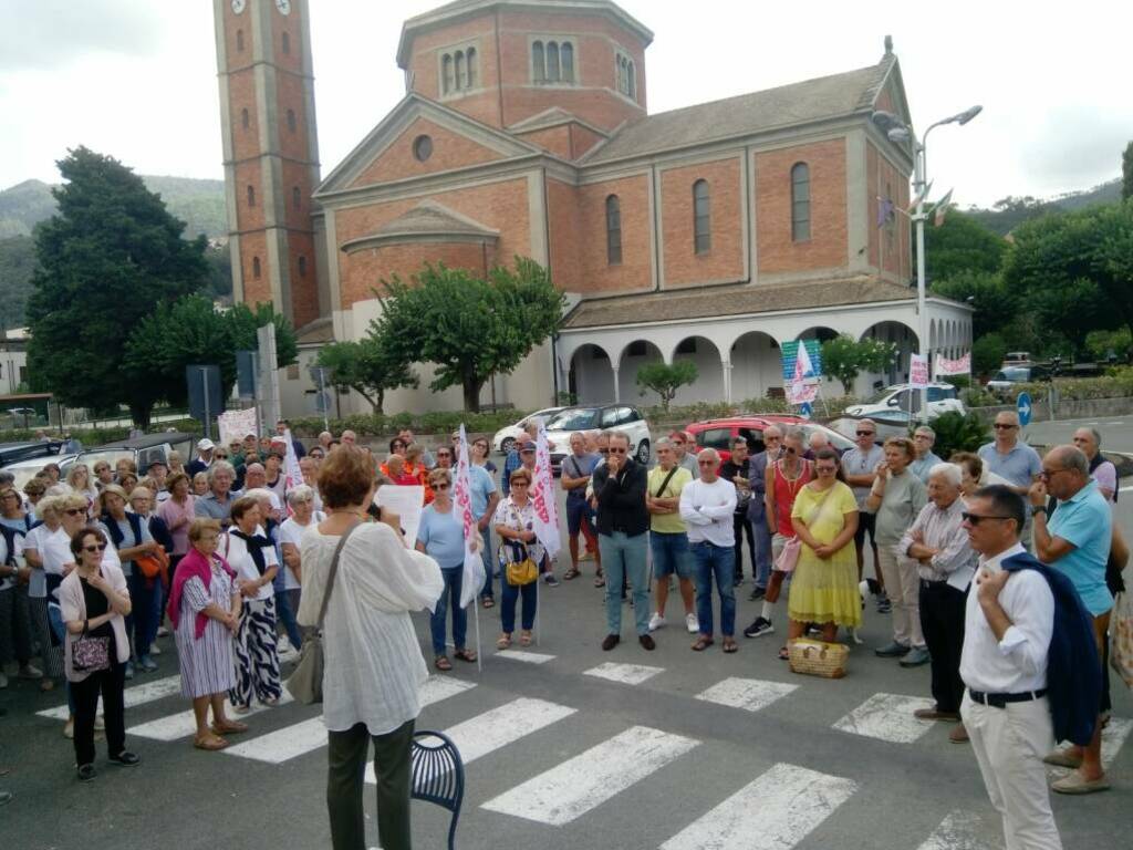 Cittadinanzattiva davanti all'ospedale di Levanto