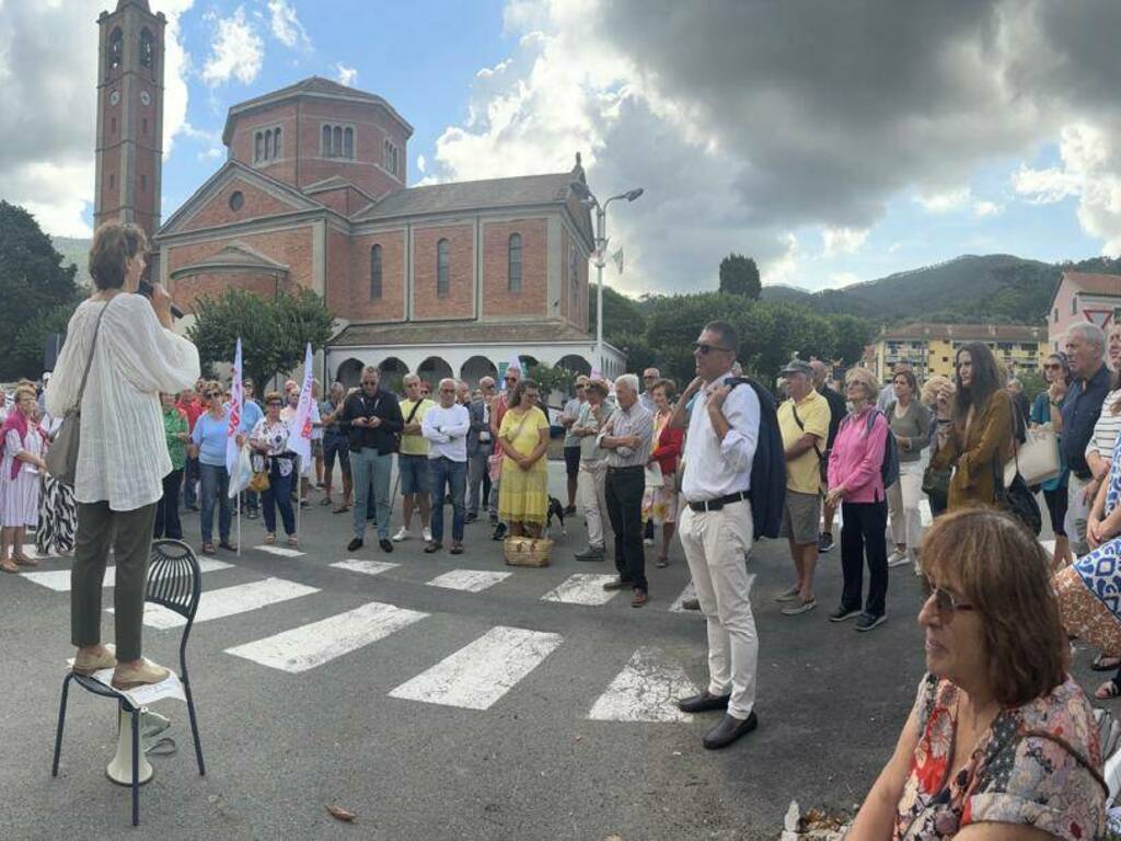 Cittadinanzattiva davanti all'ospedale di Levanto