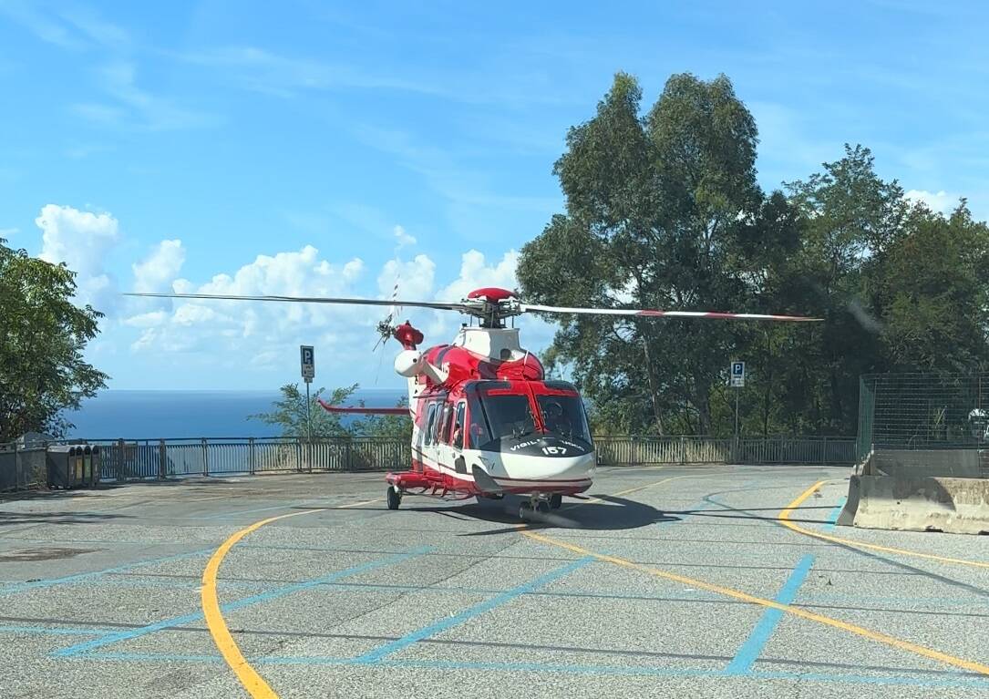 Elicottero Drago pronto a decollare a Riomaggiore, Cinque Terre