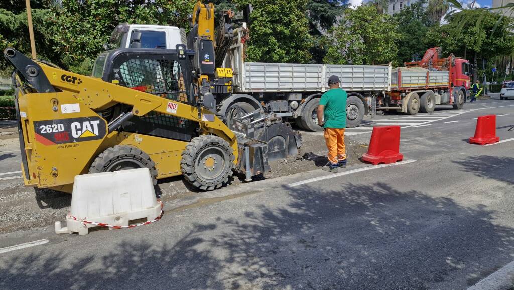 Il cantiere per la sistemazione della condotta esplosa in Viale Italia