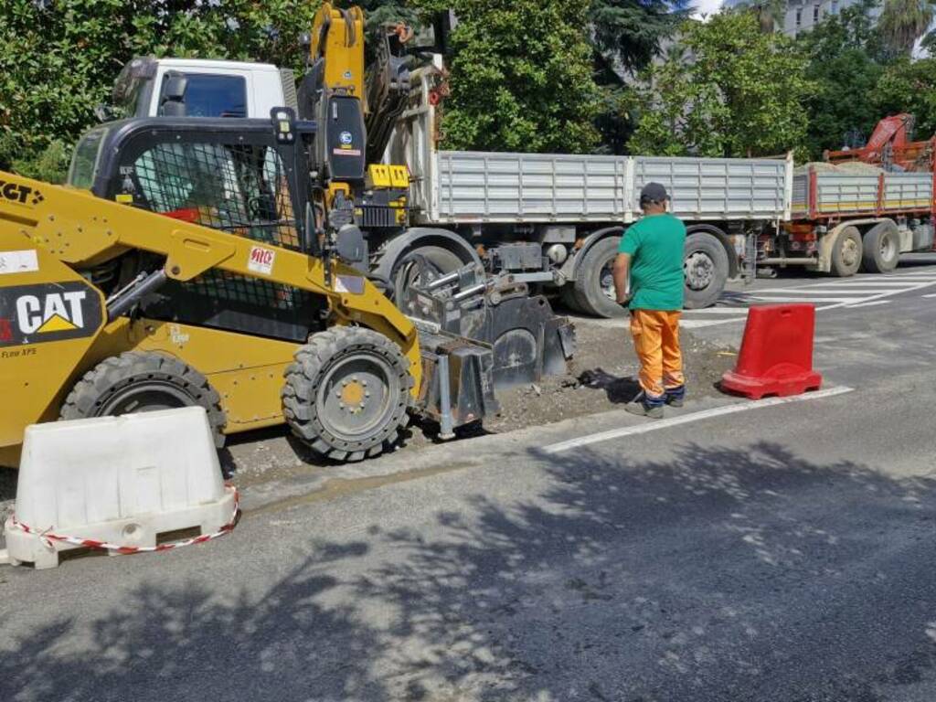 Il cantiere per la sistemazione della condotta esplosa in Viale Italia