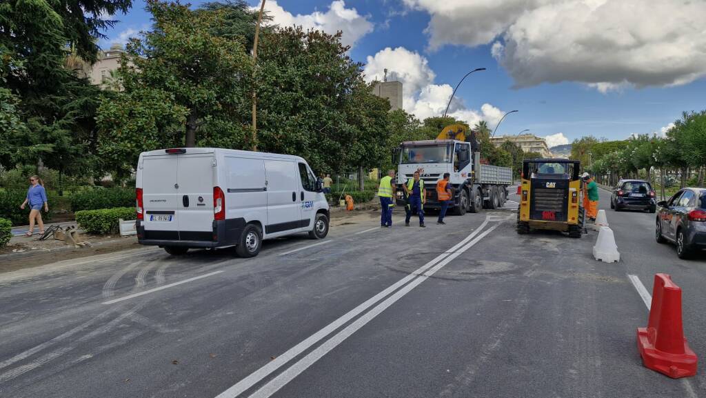 Il cantiere per la sistemazione della condotta esplosa in Viale Italia