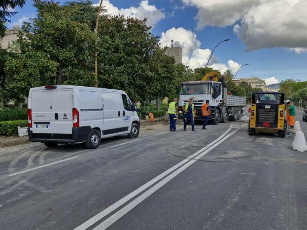 Il cantiere per la sistemazione della condotta esplosa in Viale Italia