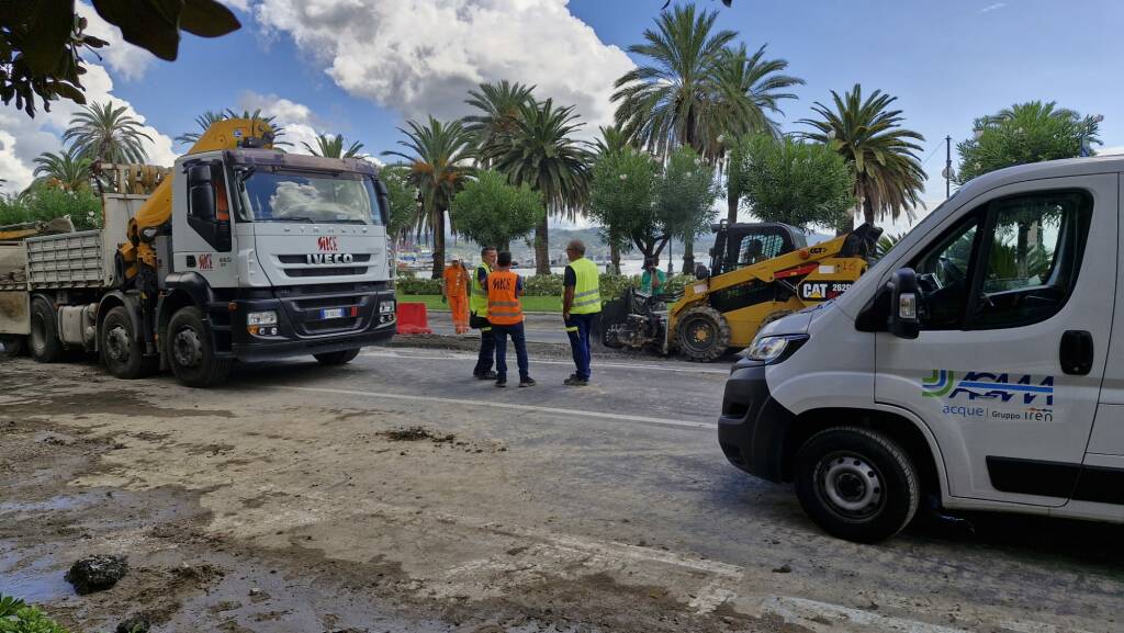 Il cantiere per la sistemazione della condotta esplosa in Viale Italia