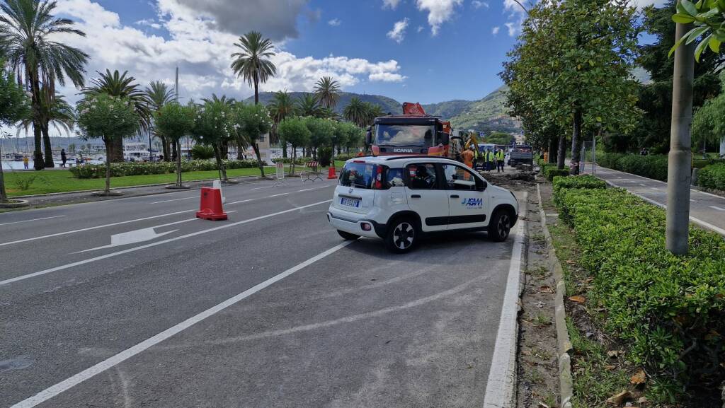 Il cantiere per la sistemazione della condotta esplosa in Viale Italia