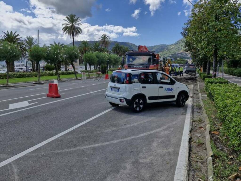 Il cantiere per la sistemazione della condotta esplosa in Viale Italia