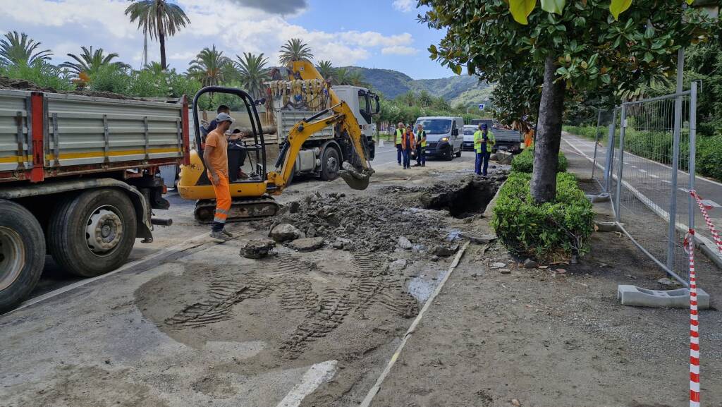 Il cantiere per la sistemazione della condotta esplosa in Viale Italia