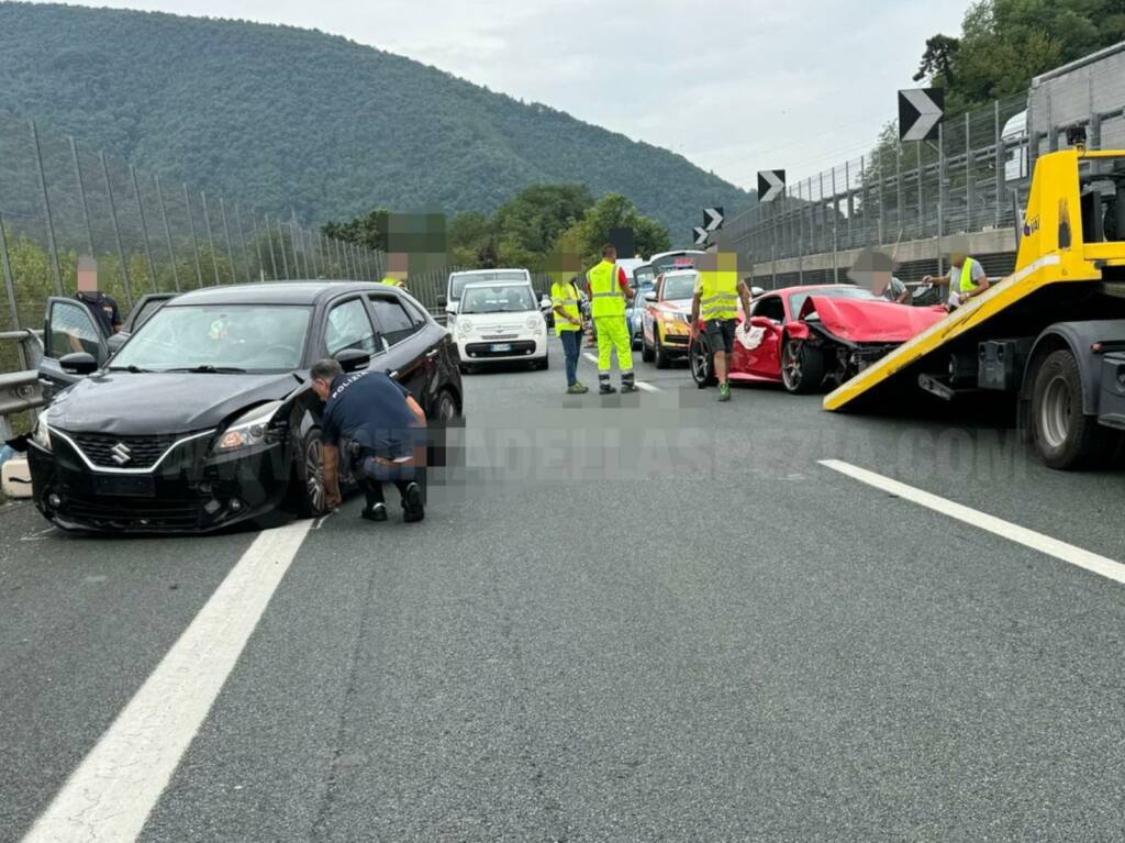 Incidente stradale A15 con Ferrari