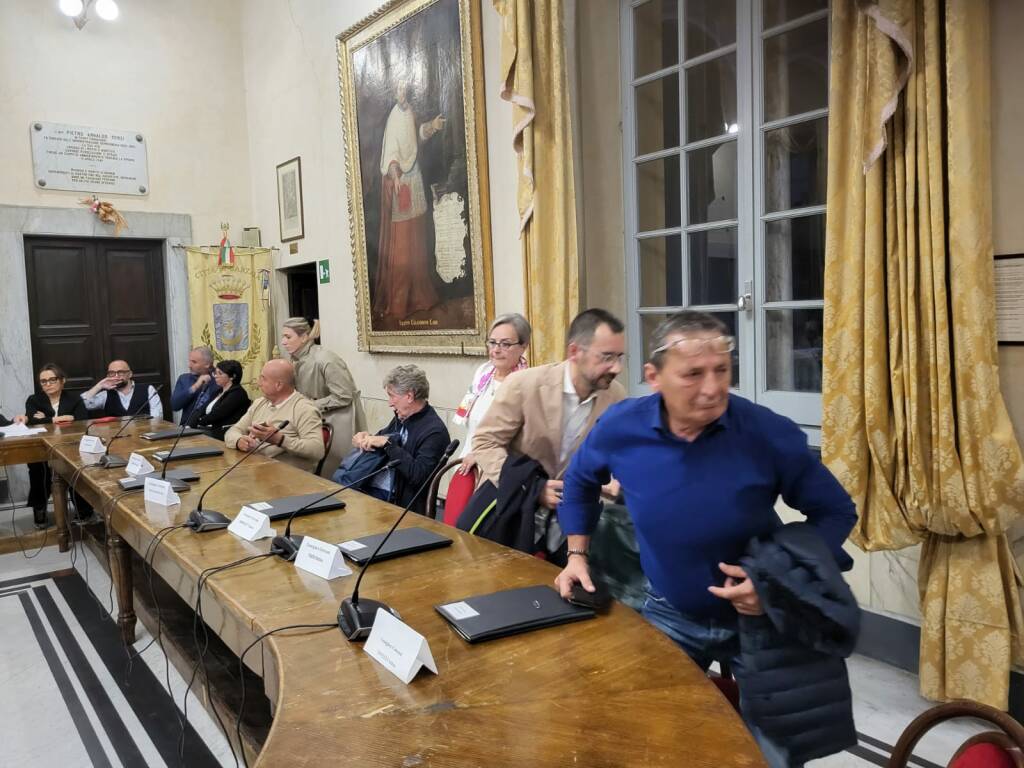 L'opposizione lascia la Sala Consiliare