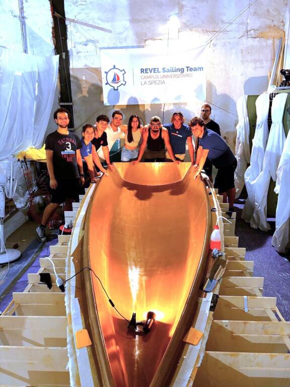 La barca 'Alba' progettata e costruita dagli studenti del Campus universitario della Spezia.