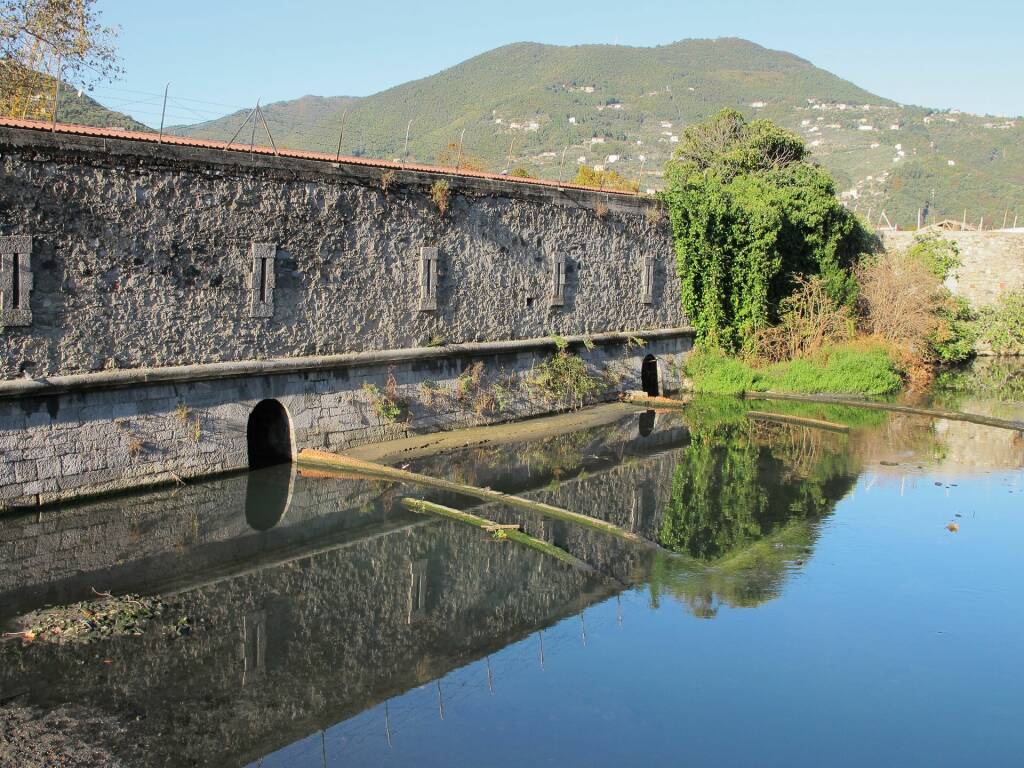 Le mura dell'Arsenale e il Lagora (2011) (foto Giorgio Pagano) 