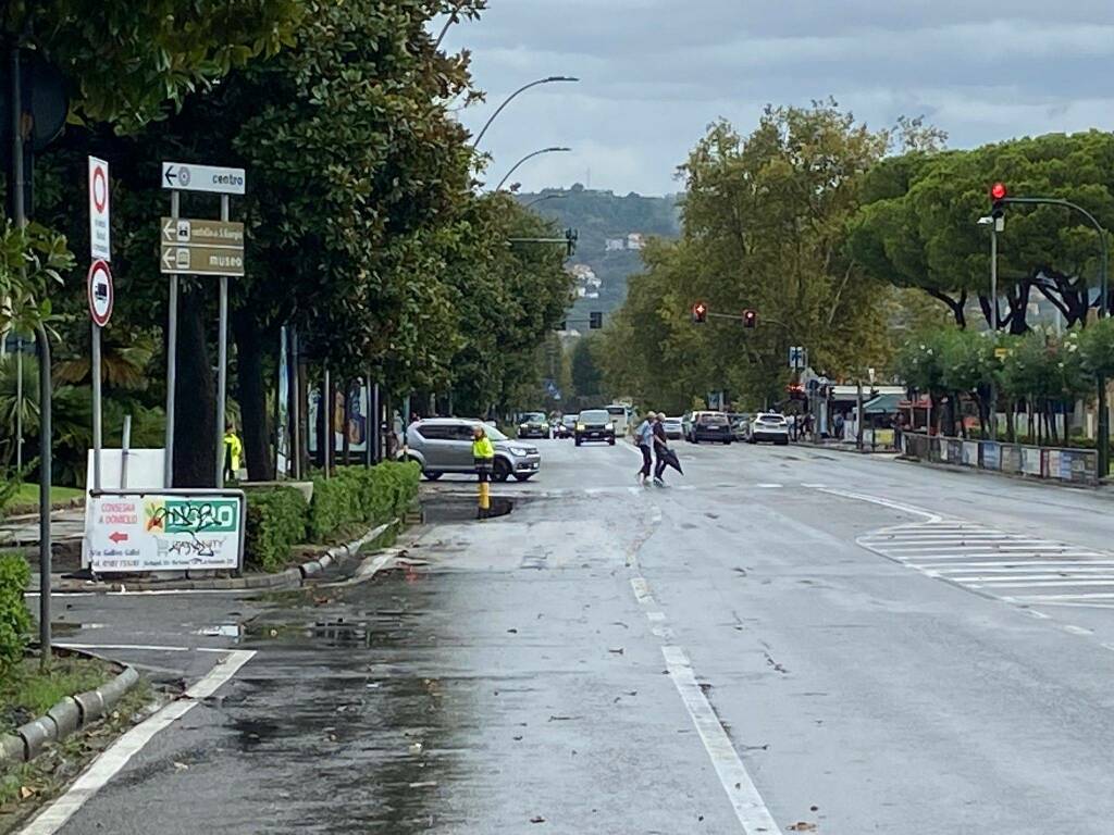 Maltempo, la spezia, allerta arancione, tombini, turisti, centro, gardini pubblici, Viale Mazzini, Via Chiodo, Viale Italia, allagamenti, protezione civile