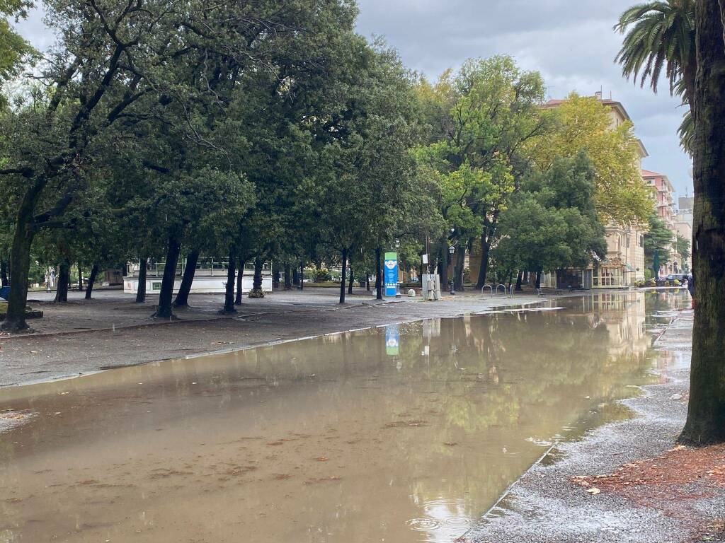 Maltempo, la spezia, allerta arancione, tombini, turisti, centro, gardini pubblici, Viale Mazzini, Via Chiodo, Viale Italia, allagamenti, protezione civile