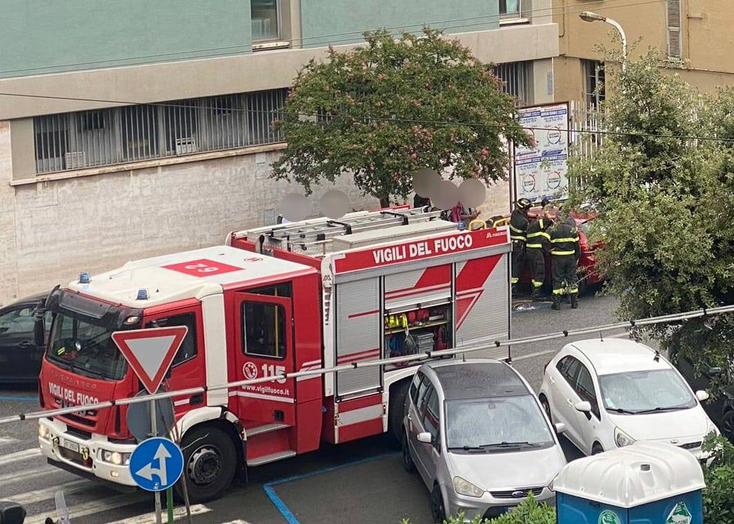 Via del Popolo bimba liberata dai Vigili del fuoco