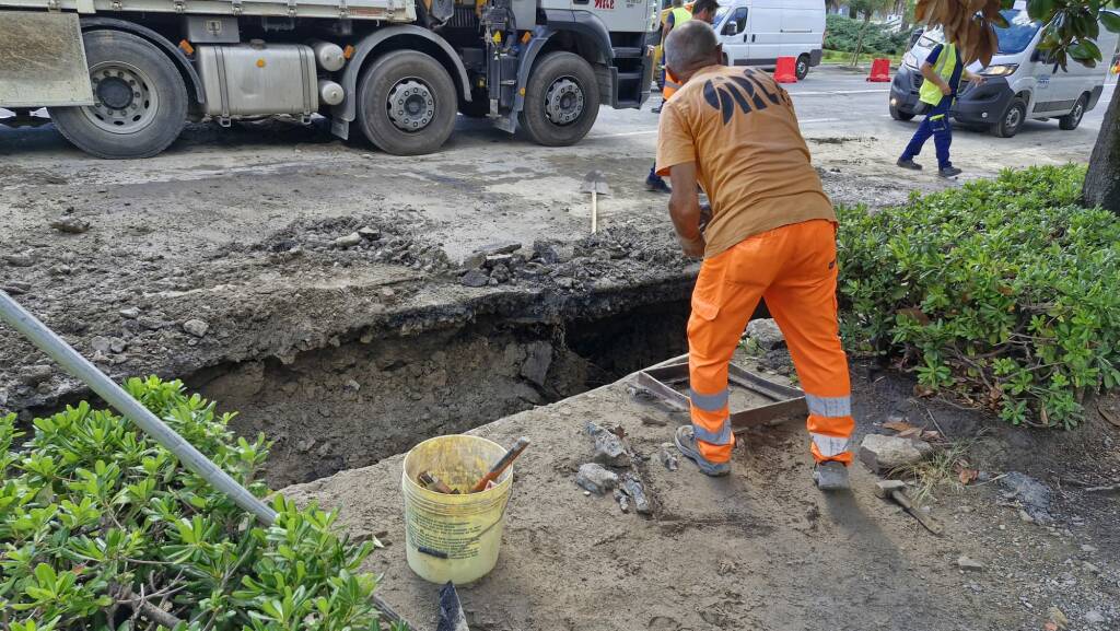 Viale Italia si rompe tubazione, operaio al Lavoro