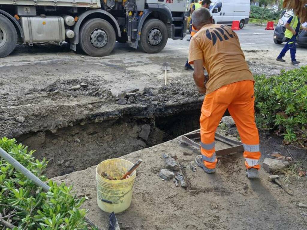 Viale Italia si rompe tubazione, operaio al Lavoro